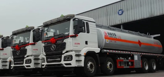 國六陜汽德龍M3000S前四后八油罐車批量發(fā)車圖片 國六陜汽德龍M3000S前四后八油罐車批量發(fā)車圖片