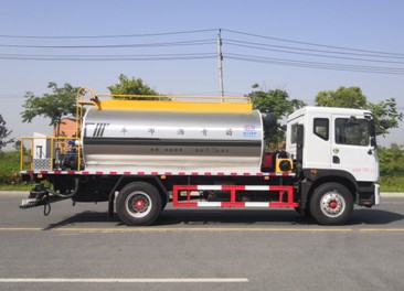 11.5立方標(biāo)準(zhǔn)型瀝青灑布車 11.5立方標(biāo)準(zhǔn)型瀝青灑布車